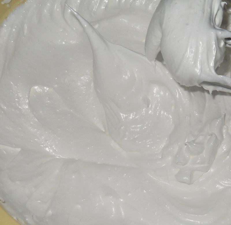 Prajitura cu crema de vanilie si sos de  zmeura