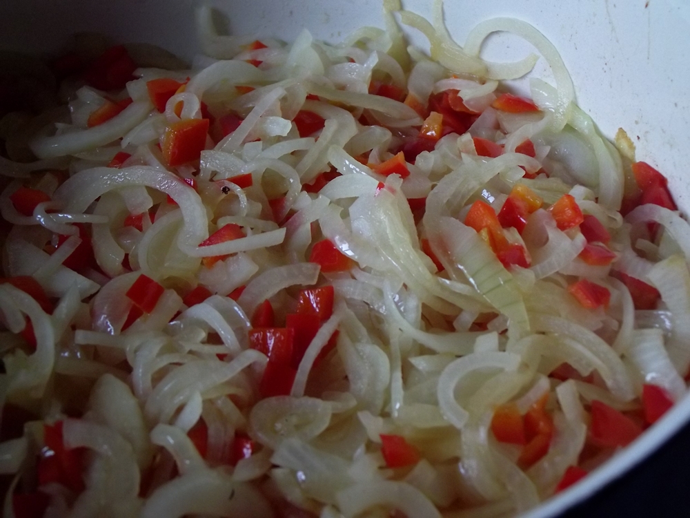 Reteta delicioasa de Tocanita de pui cu ardei si ceapa, servita cu mamaliguta