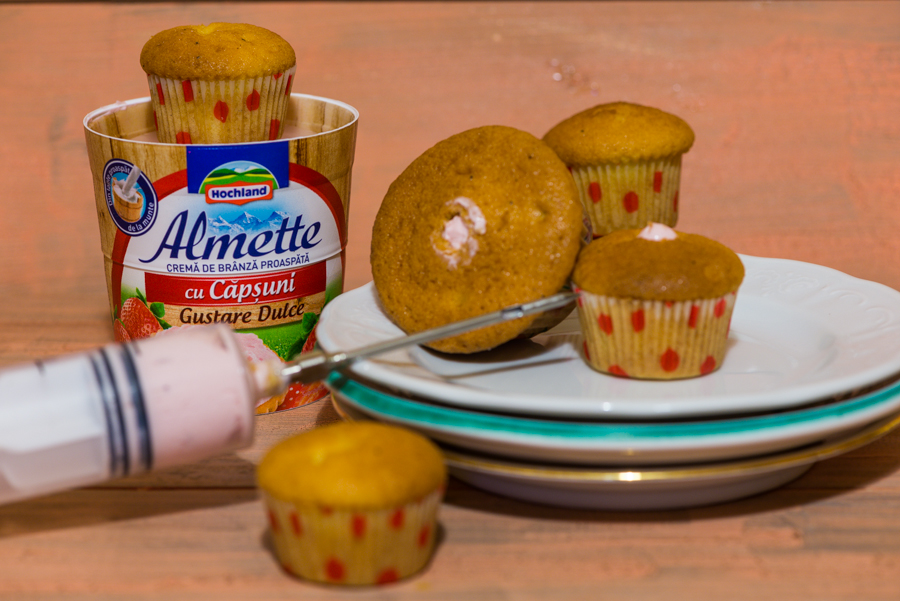 Mini-cupcake cu crema de unt cu bezea elvetiana si merisoare