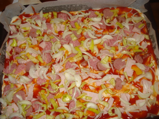 Pizza cu muschi file de porc,salam,carnat si miez de lapte