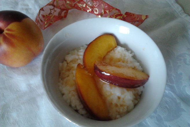 Orez cu lapte si nectarine caramelizate