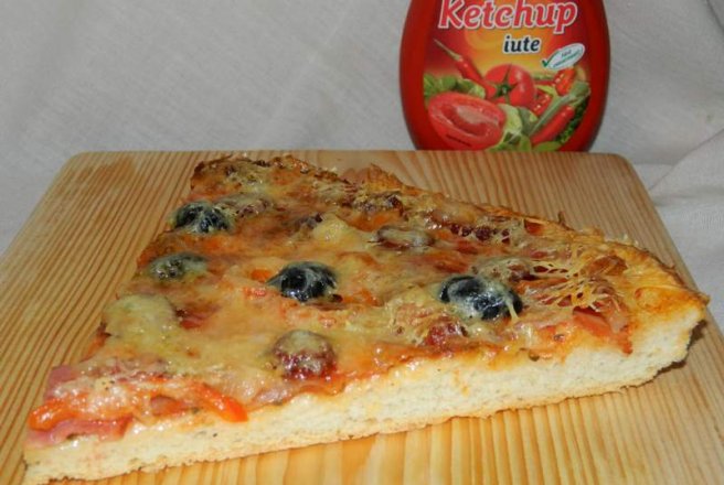 Pizza cu bacon si carnati de bere