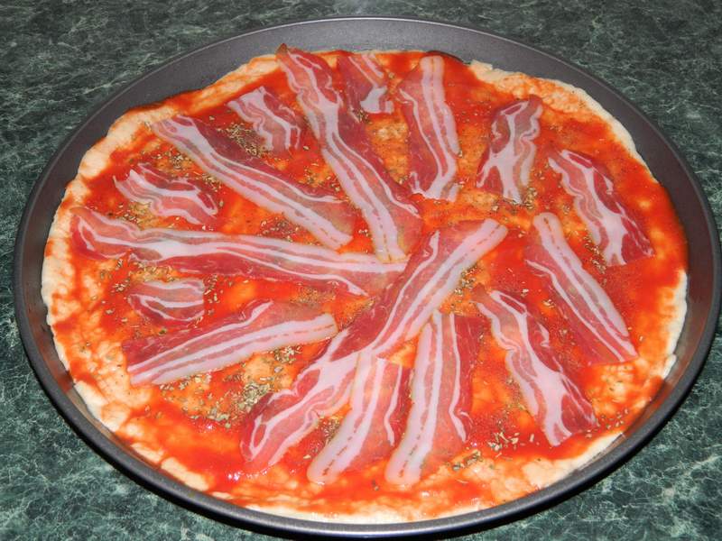 Pizza cu bacon si carnati de bere