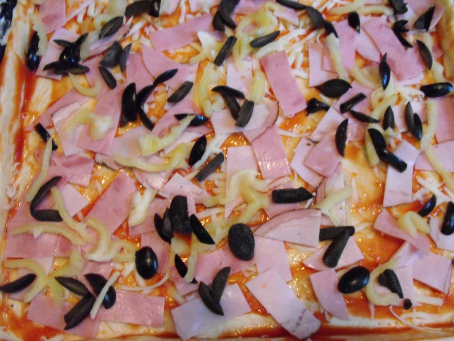 Pizza cu oua de prepelita