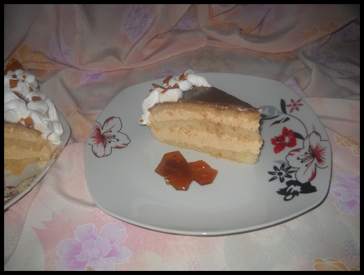 Tort cu mousse de caramel