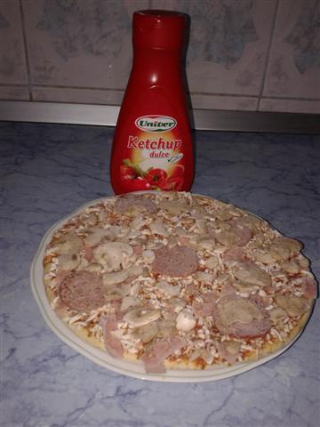 Pizza cu salam si ciuperci