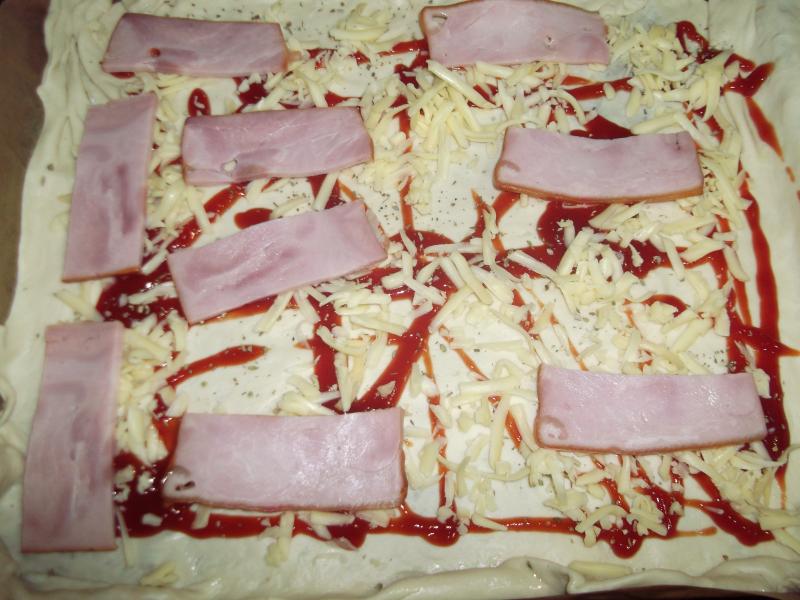 Pizza cu sunca,pastrama de vita si ou