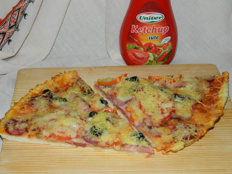 Pizza cu de toate (motaneasca)