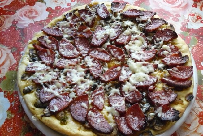 Pizza picantă cu ciuperci