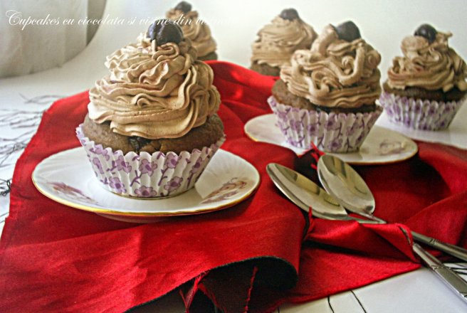 Cupcakes cu ciocolata si visine din visinata