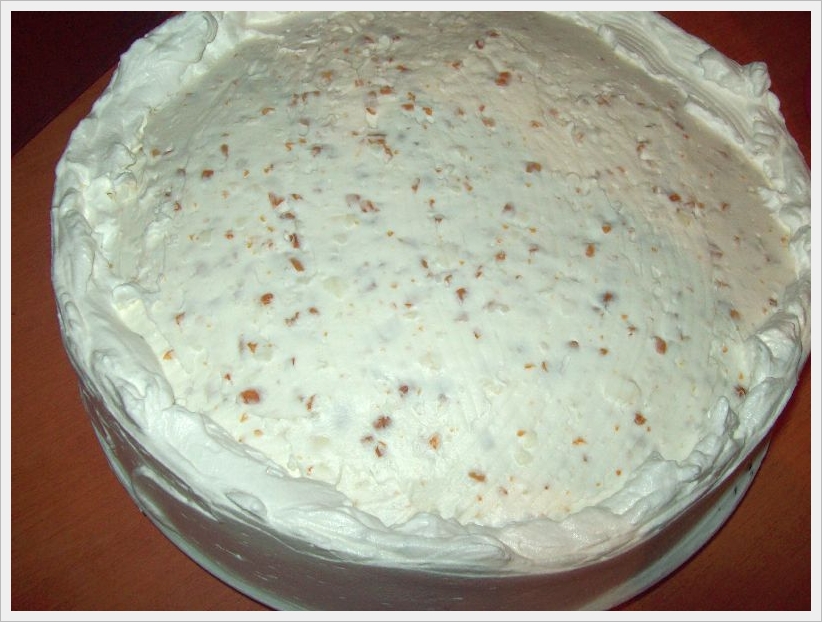 Tort cu crema de vanilie si alune