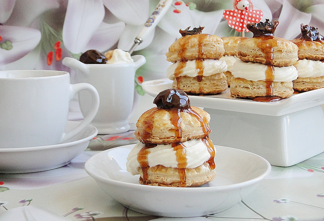 Prajiturele cu foietaj, crema de vanilie si topping de dulceata de nuci verzi cu scortisoara