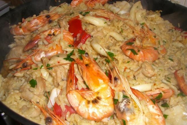 Paella cu fructe de mare