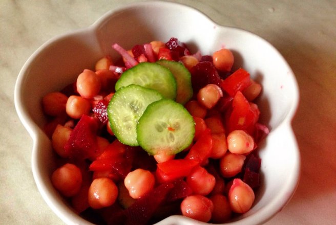 Salata de naut cu sfecla rosie si ceapa