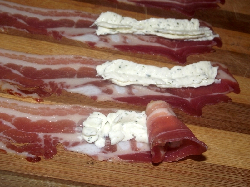 Rulouri de bacon afumat cu crema de branza