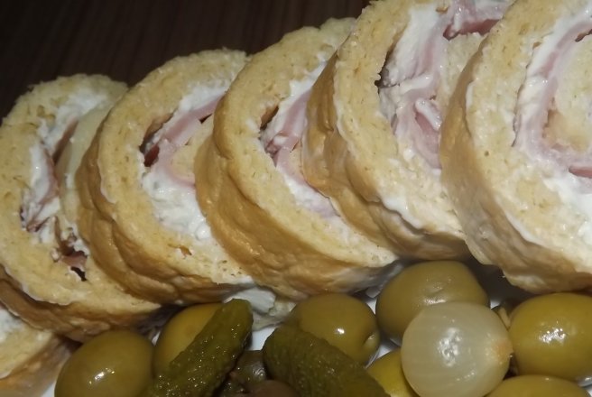 Rulada aperitiv cu crema de branza si sunca