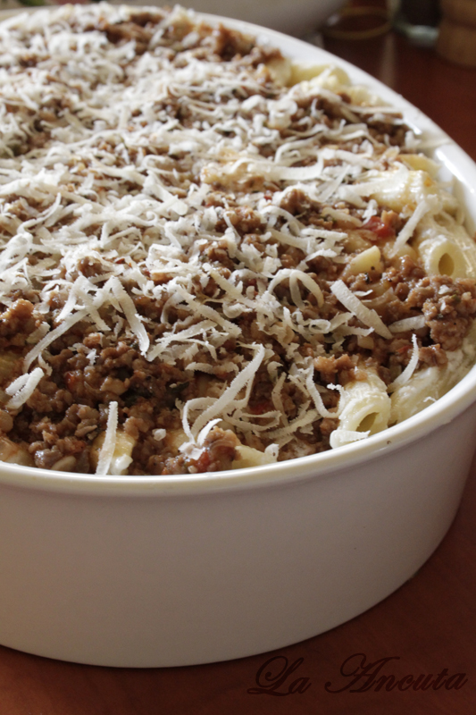 Penne cu carne tocata si branza