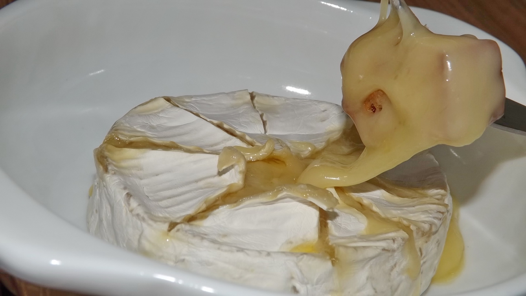 Branza Camembert la cuptor cu salata si crutoane