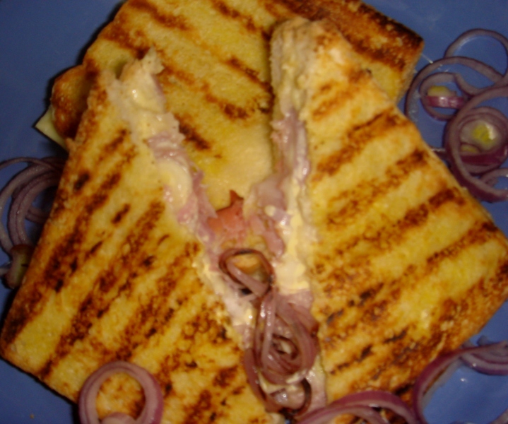 Sandwich cald cu jambon si branza topita