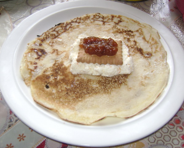 Pacheţele din clătite cu brânză biscuiţi şi gem