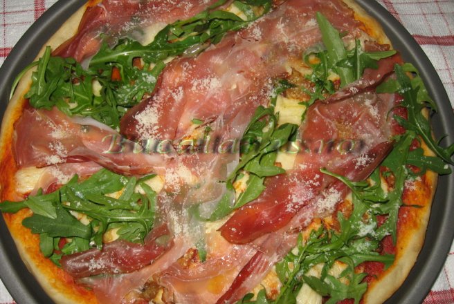 Pizza cu rucola si prosciutto crudo