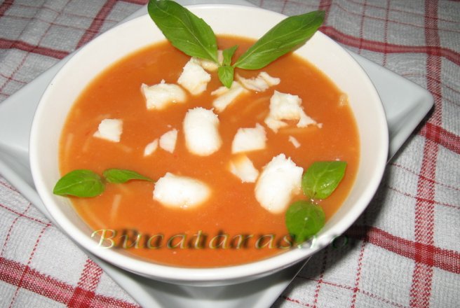 Supa crema de rosii cu fidea si mozzarella