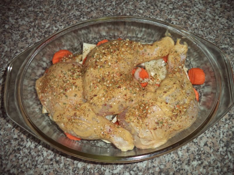 Pulpe de pui pe pat de legume la cuptor