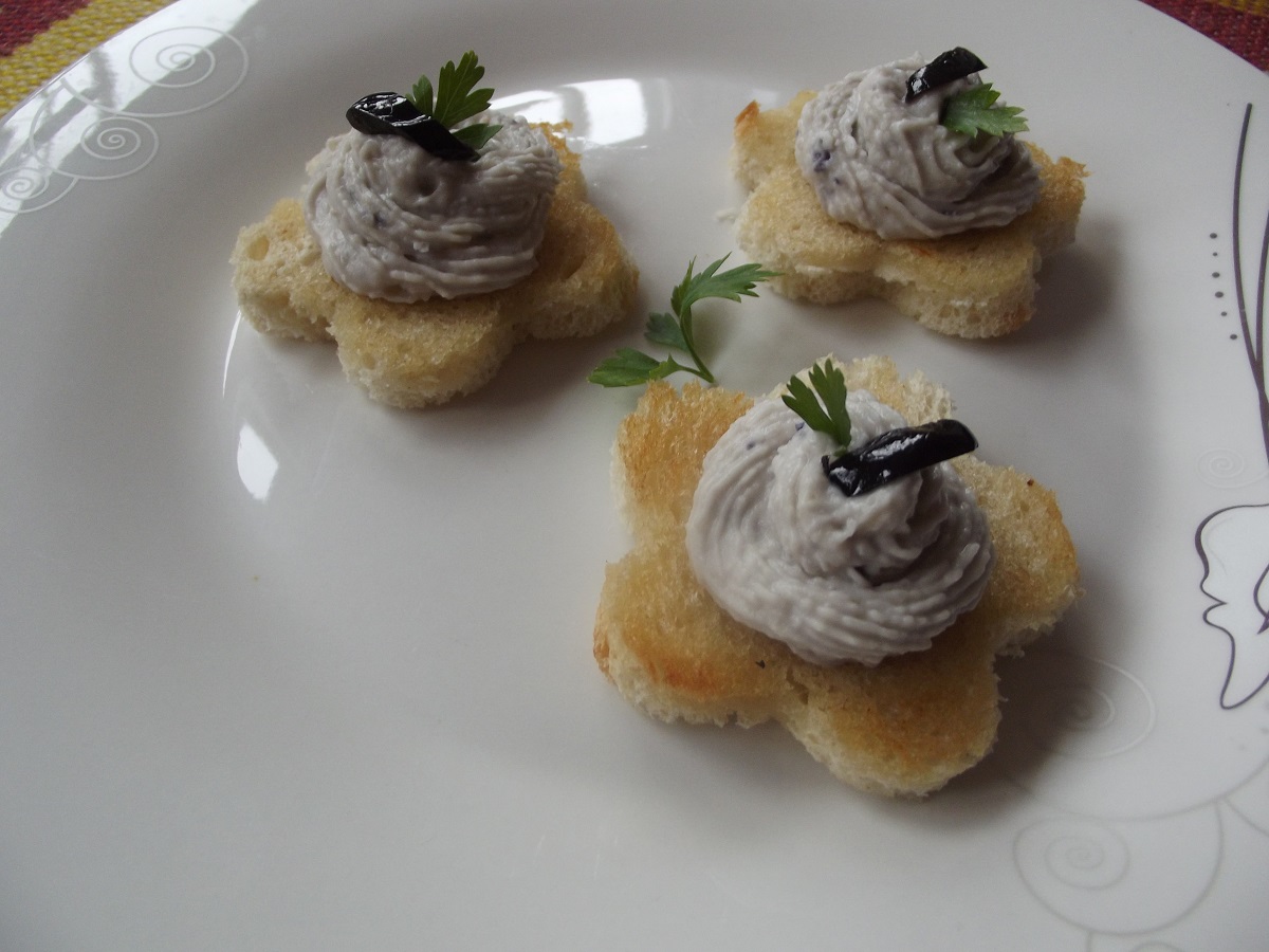 Tartine cu  fasole crema
