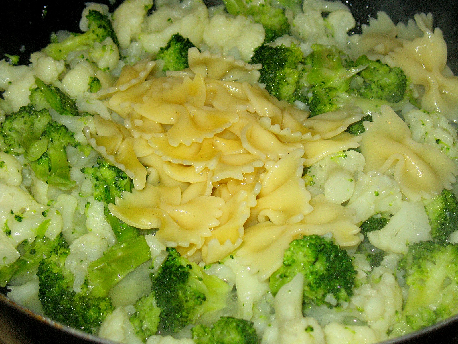 Farfalle cu broccoli si conopida