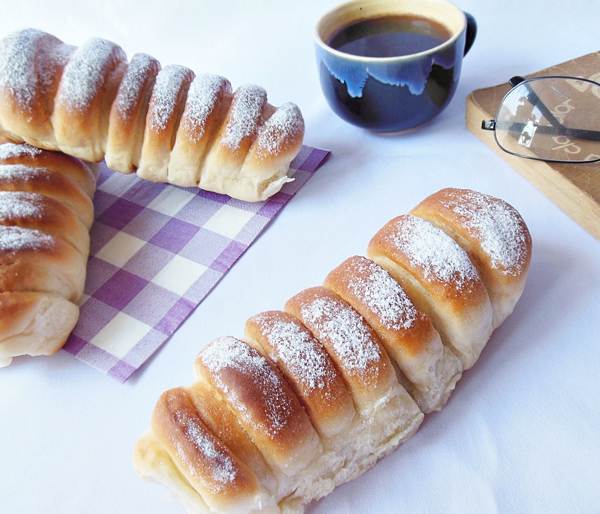 Pariziene cu crema de vanilie si visine de post