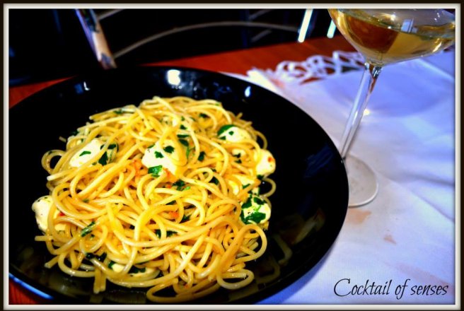 Spaghetti aglio olio, peperoncino e mozzarella