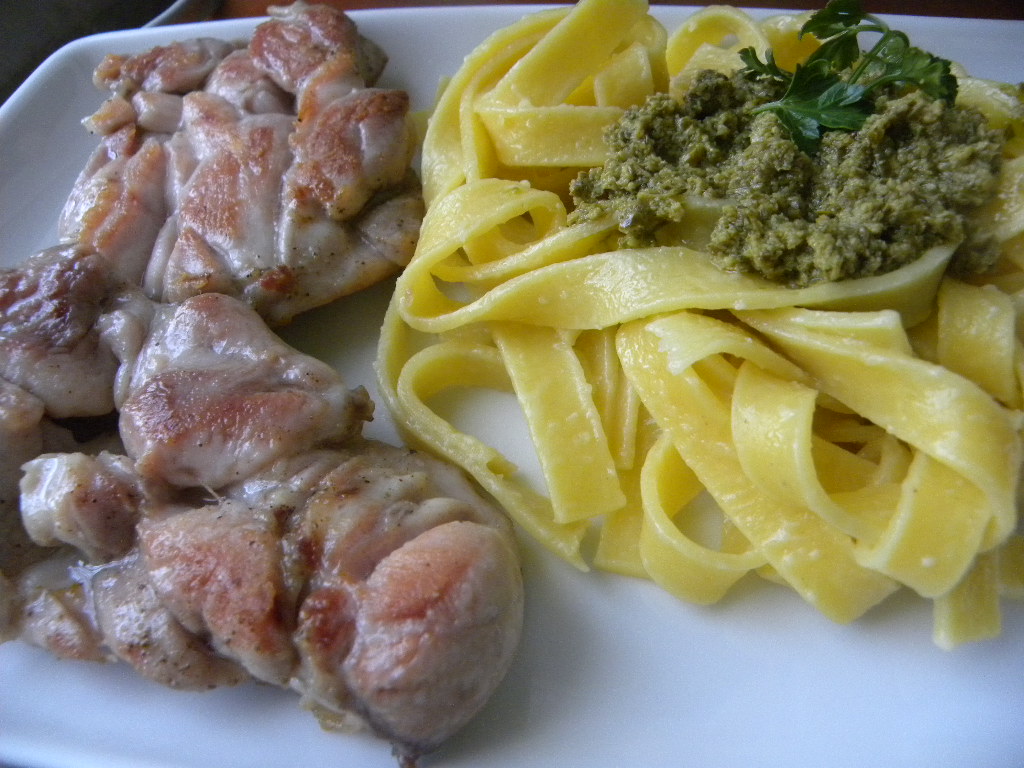 Tagliatelle cu sos pesto si pulpa de pui