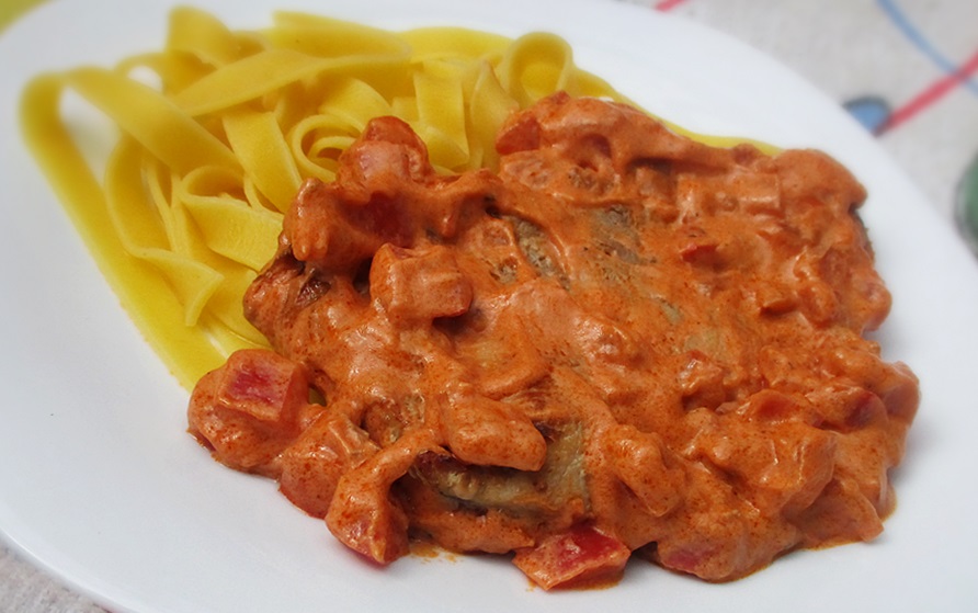 Tagliatelle cu friptura in sos