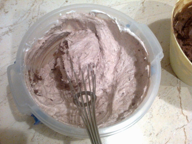 Tort cu blat pufos si crema de cacao