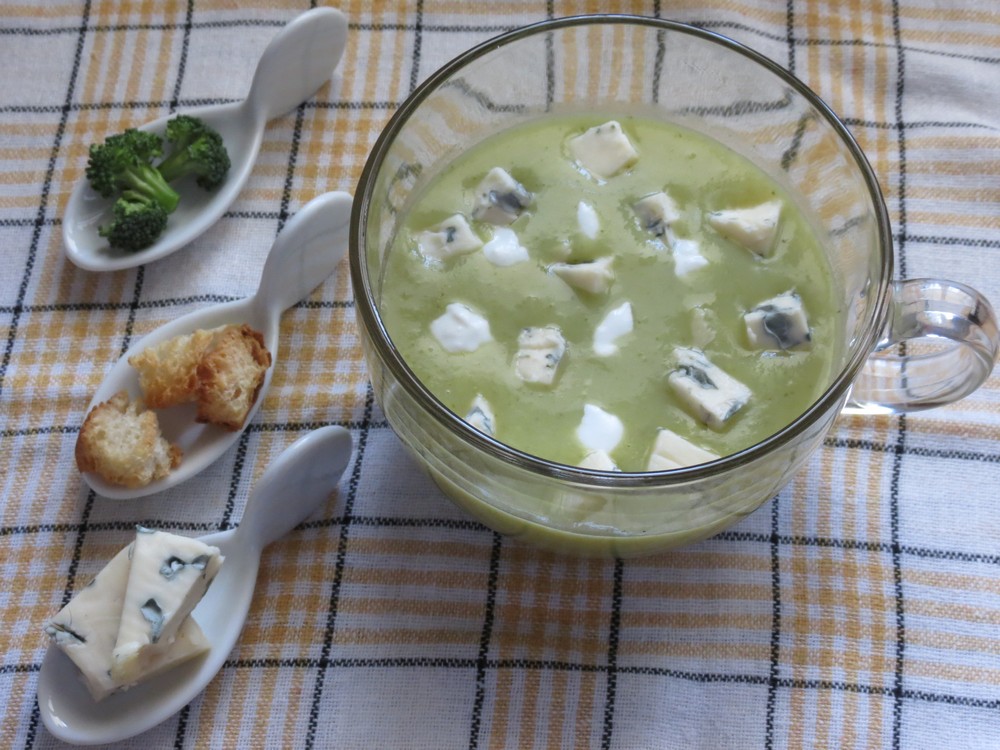 Supa crema de broccoli cu blue cheese