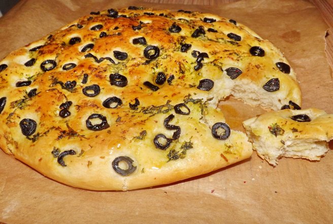 Focaccia cu masline si busuioc