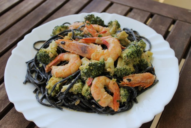 Linguini negre cu brocoli si creveti