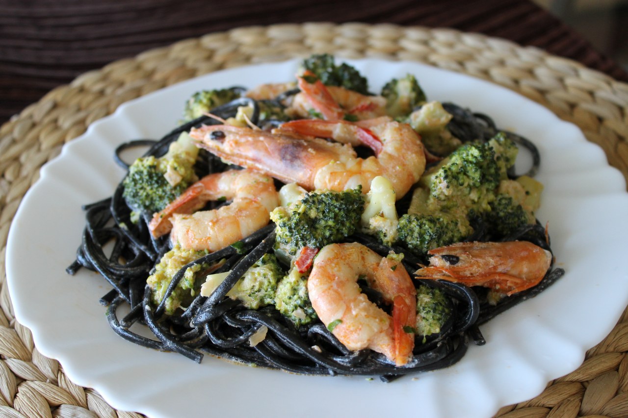 Linguini negre cu brocoli si creveti