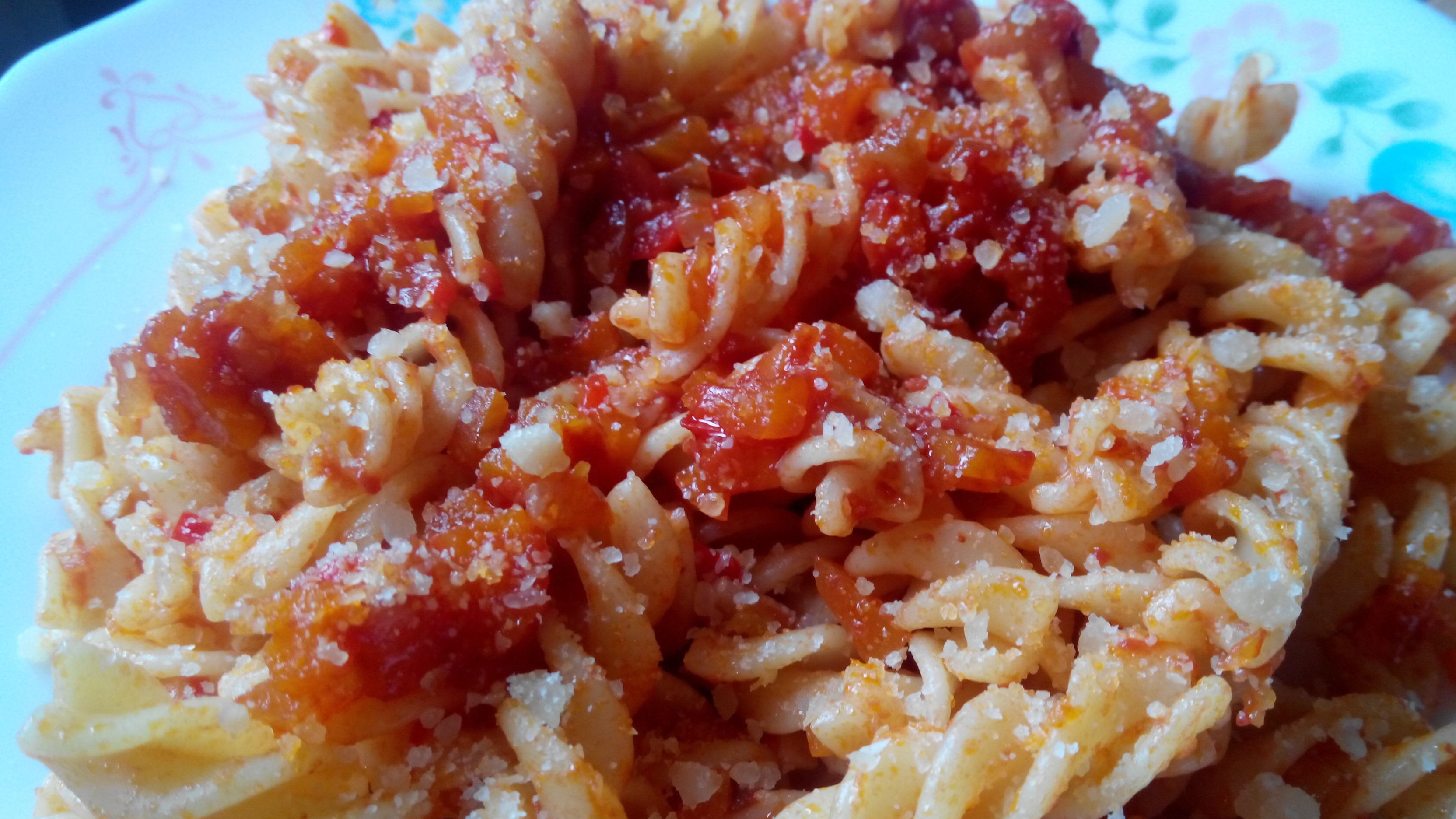 Fusilli cu salsa de legume