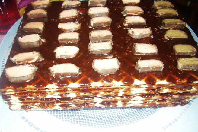 Tort din foi de napolitane cu sos caramel si glazura de ciocolata  (reteta nr.100)