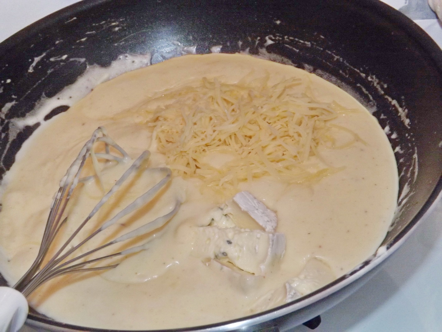 Spaghete cu sos de branzeturi si fulgi de chili
