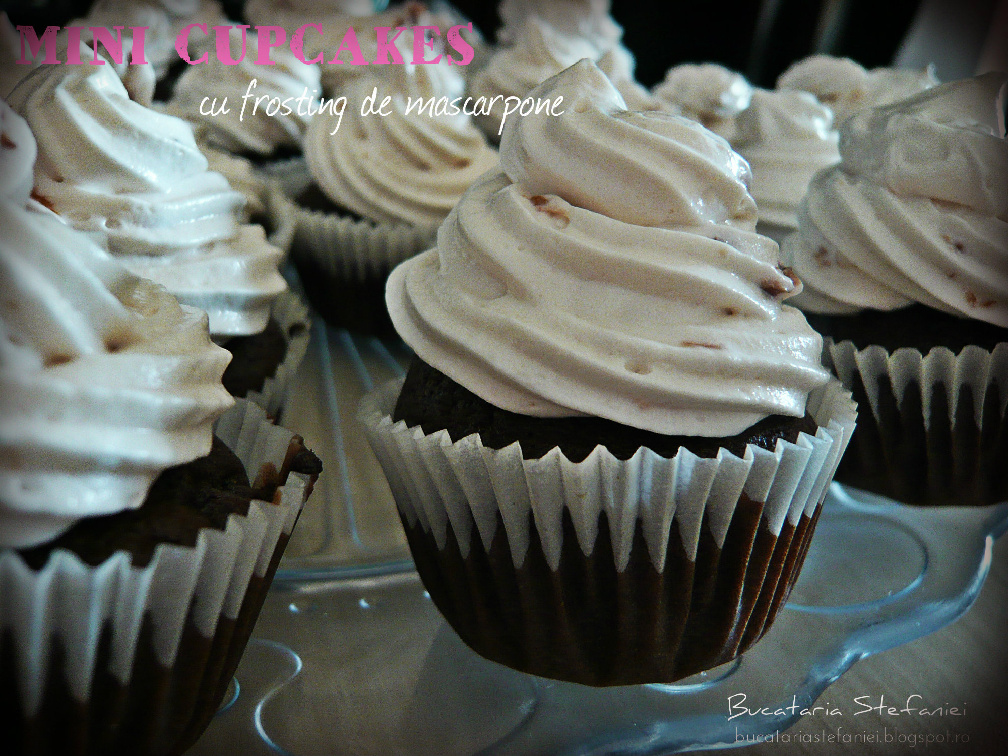 Mini cupcakes cu visine si frosting de mascarpone