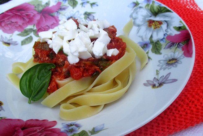 Cuib de tagliatelle cu ton si mozzarella