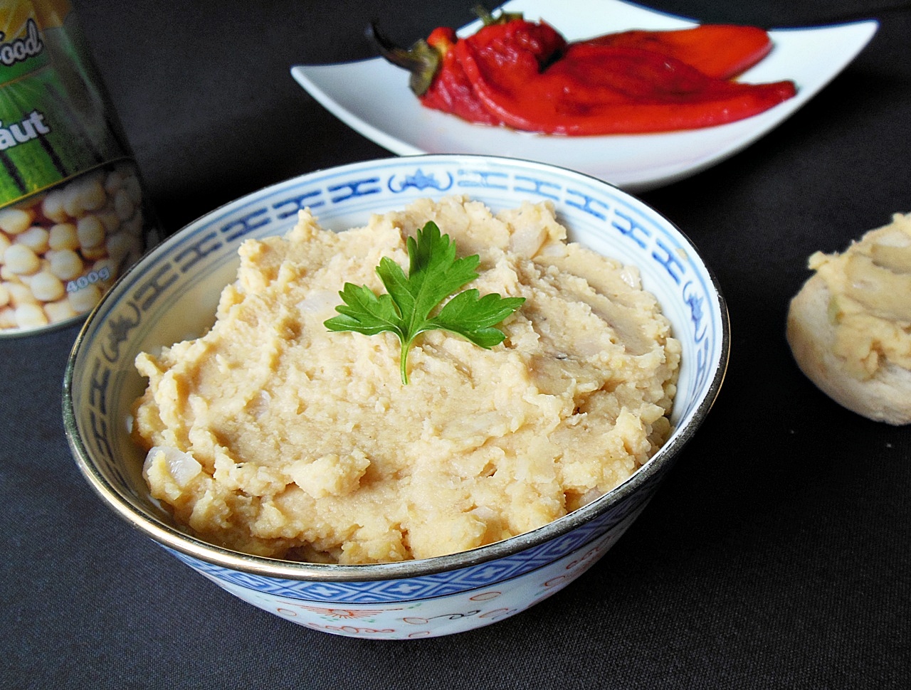 Pasta de naut cu salata de ardei kapia