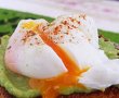 Poached egg cu pasta de avocado pe paine-0