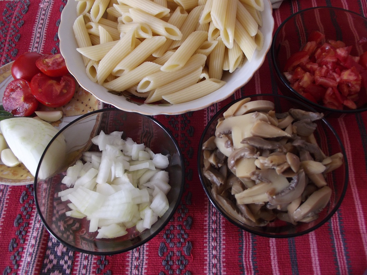 Penne cu ciuperci, rosii si busuioc