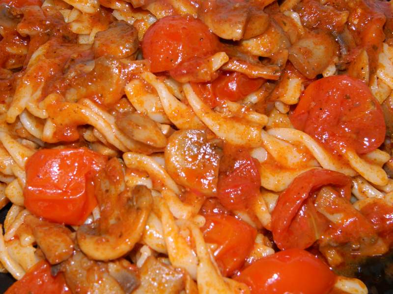 Fusilli cu ciuperci si rosii chery