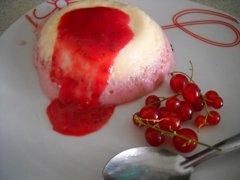 Panna cotta cu pepene galben si capsune