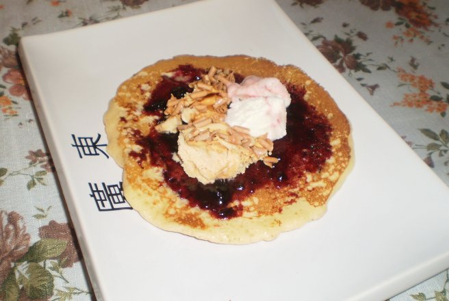 Pancakes cu dulceata de afine si inghetata