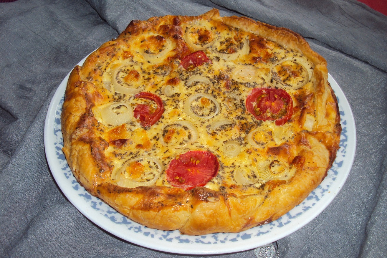 Quiche cu mozzarela , ceapa si rosii